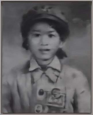 Li Luming, Girl With Army Cap, Öl auf Leinwand, 2007, 100 x 80 cm, mit Rahmen